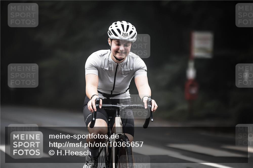 13.09.2026 - Stadtparktriathlon H.Heesch http://msf.ph/oto/10365657 13.09.2026 10:12:38 Radfahren 268, 303 meine-sportfotos.de