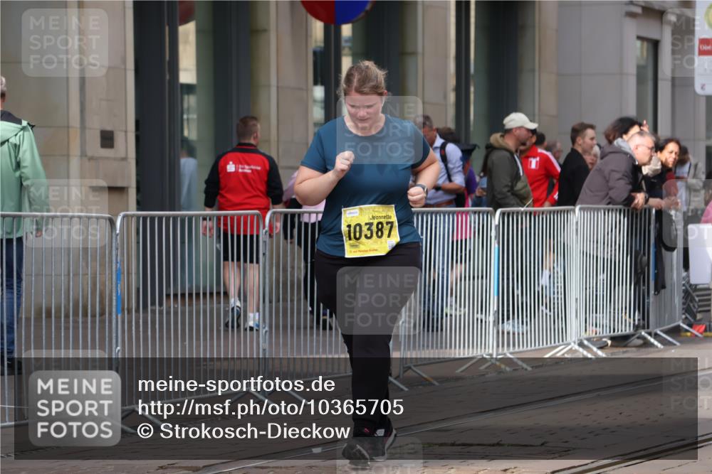 13.09.2026 - 21. swb-Marathon Bremen Strokosch-Dieckow http://msf.ph/oto/10365705 13.09.2026 11:29:09 Ziel 10387, 11352, 11444, 11496, 11942 meine-sportfotos.de