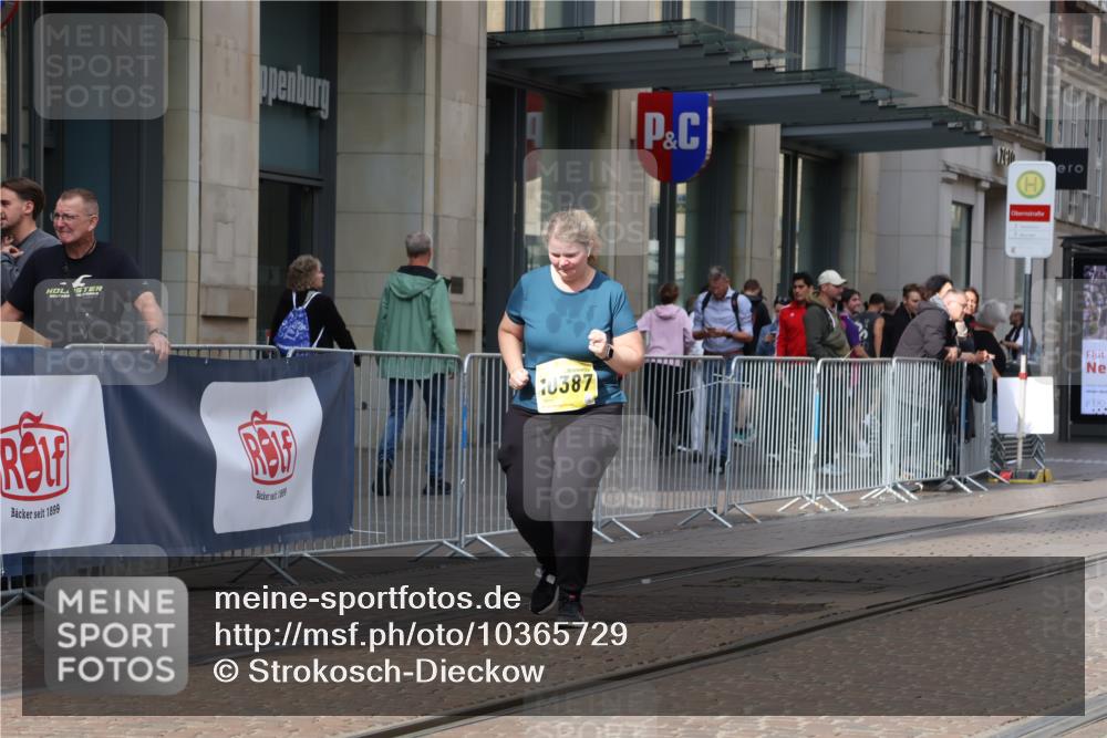 13.09.2026 - 21. swb-Marathon Bremen Strokosch-Dieckow http://msf.ph/oto/10365729 13.09.2026 11:29:10 Ziel 10387, 11352, 11444, 11496, 11942 meine-sportfotos.de