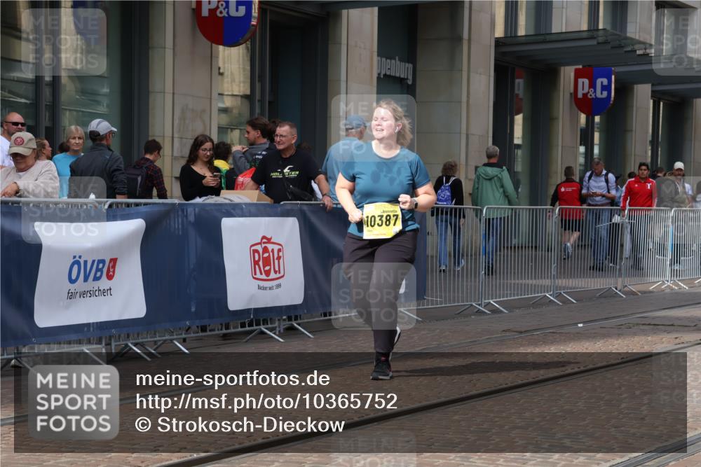 13.09.2026 - 21. swb-Marathon Bremen Strokosch-Dieckow http://msf.ph/oto/10365752 13.09.2026 11:29:12 Ziel 10387, 11352, 11444, 11496, 11942 meine-sportfotos.de