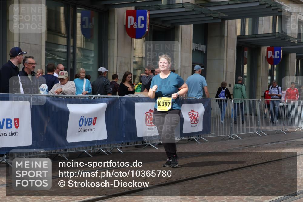 13.09.2026 - 21. swb-Marathon Bremen Strokosch-Dieckow http://msf.ph/oto/10365780 13.09.2026 11:29:12 Ziel 10387, 11352, 11444, 11496, 11942 meine-sportfotos.de