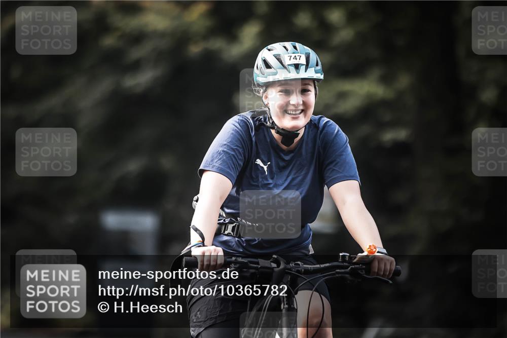 13.09.2026 - Stadtparktriathlon H.Heesch http://msf.ph/oto/10365782 13.09.2026 11:22:49 Radfahren 611, 656, 715, 747, 767 meine-sportfotos.de