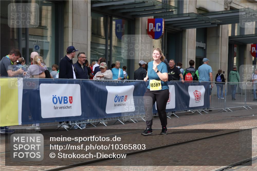 13.09.2026 - 21. swb-Marathon Bremen Strokosch-Dieckow http://msf.ph/oto/10365803 13.09.2026 11:29:13 Ziel 10387, 11352, 11444, 11496, 11942 meine-sportfotos.de