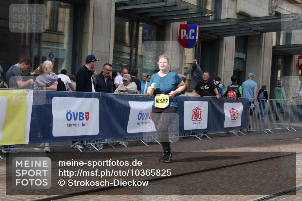 13.09.2026 - 21. swb-Marathon Bremen Strokosch-Dieckow http://msf.ph/oto/10365825 13.09.2026 11:29:13 Ziel 10387, 11352, 11444, 11496, 11942 meine-sportfotos.de