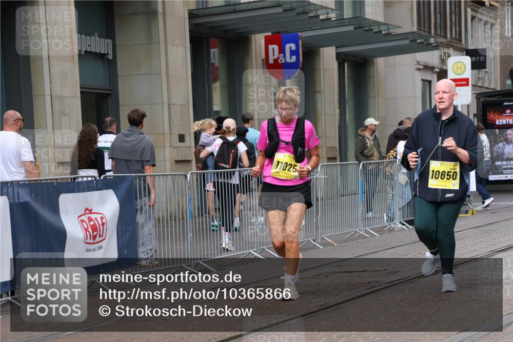 13.09.2026 - 21. swb-Marathon Bremen Strokosch-Dieckow http://msf.ph/oto/10365866 13.09.2026 11:30:17 Ziel 10650, 11025, 11195, 12535 meine-sportfotos.de