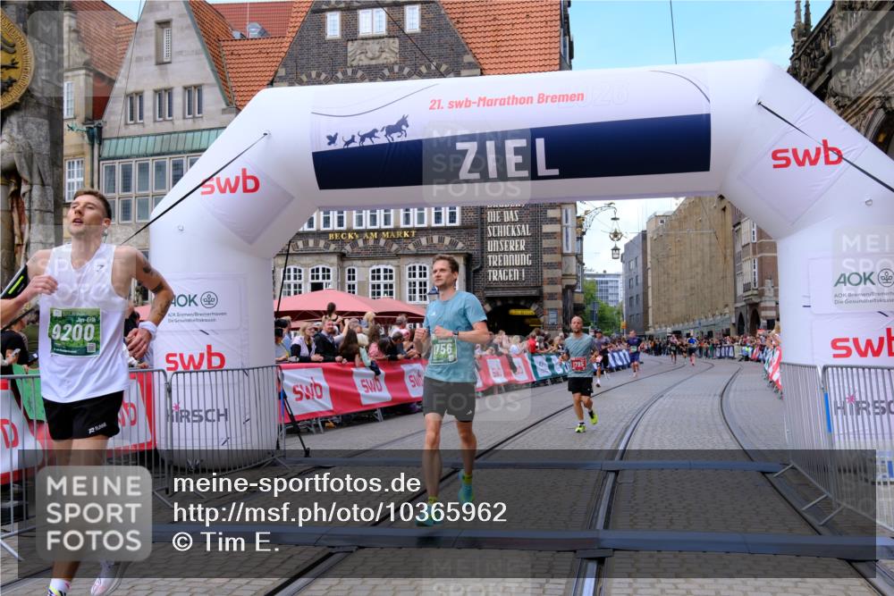 13.09.2026 - 21. swb-Marathon Bremen Tim E. http://msf.ph/oto/10365962 13.09.2026 13:03:27 Ziel 7206, 7478, 8028, 8756, 9200 meine-sportfotos.de