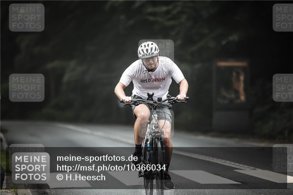 13.09.2026 - Stadtparktriathlon H.Heesch http://msf.ph/oto/10366034 13.09.2026 10:13:12 Radfahren 252, 297 meine-sportfotos.de