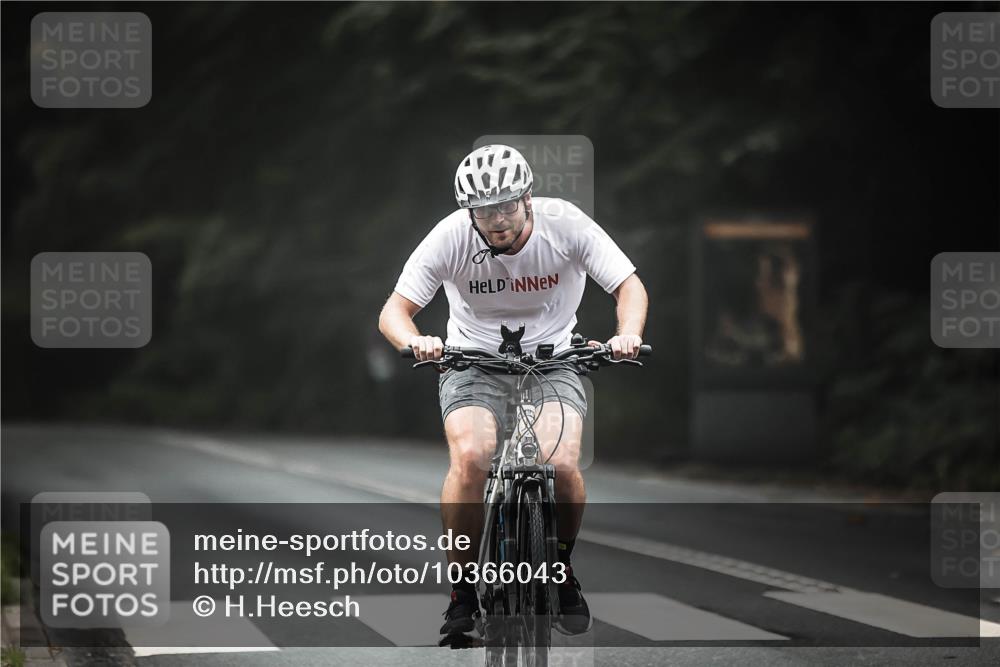 13.09.2026 - Stadtparktriathlon H.Heesch http://msf.ph/oto/10366043 13.09.2026 10:13:12 Radfahren 252, 297 meine-sportfotos.de