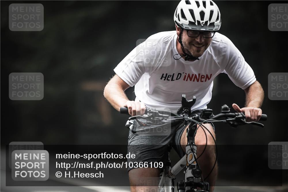 13.09.2026 - Stadtparktriathlon H.Heesch http://msf.ph/oto/10366109 13.09.2026 10:13:13 Radfahren 252, 297 meine-sportfotos.de