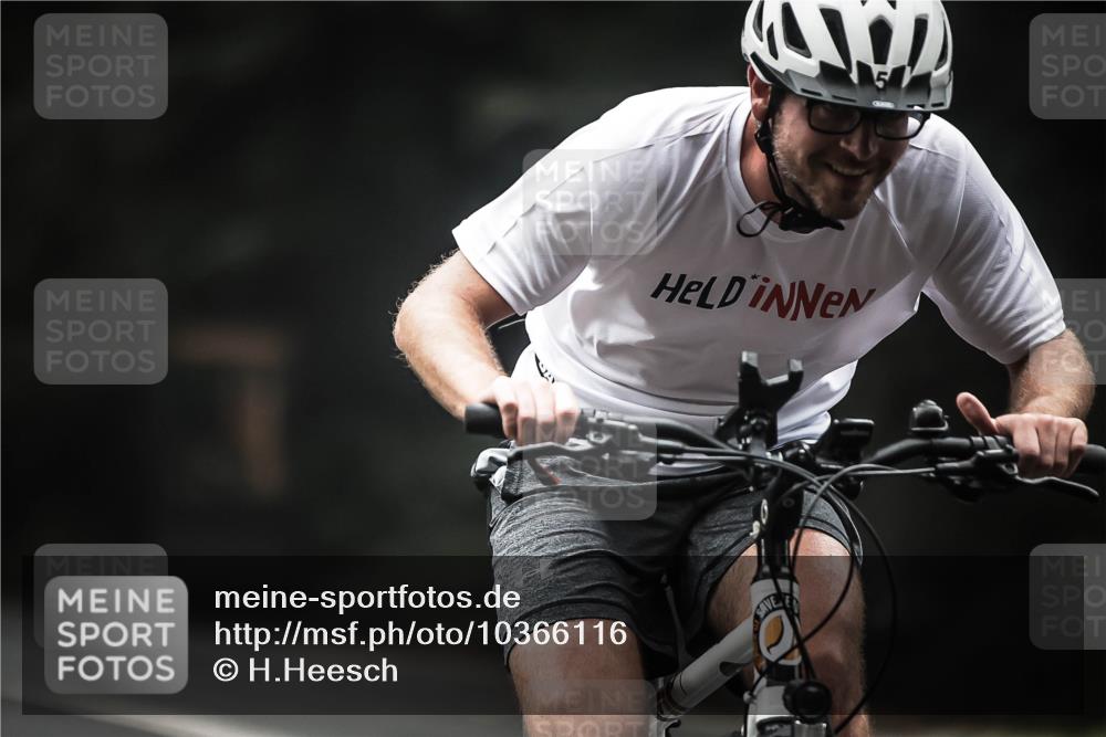 13.09.2026 - Stadtparktriathlon H.Heesch http://msf.ph/oto/10366116 13.09.2026 10:13:13 Radfahren 252, 297 meine-sportfotos.de