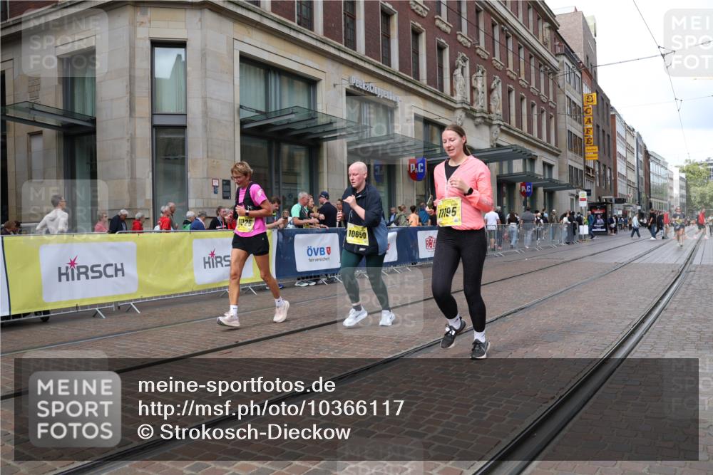 13.09.2026 - 21. swb-Marathon Bremen Strokosch-Dieckow http://msf.ph/oto/10366117 13.09.2026 11:30:21 Ziel 10650, 11025, 11195, 12535 meine-sportfotos.de