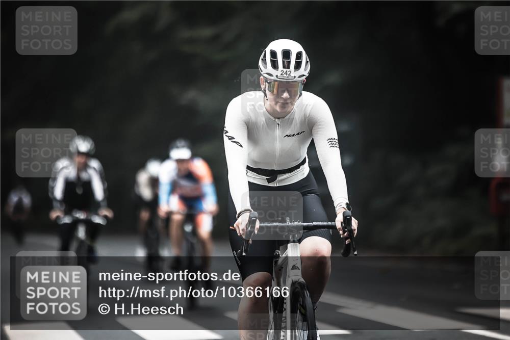 13.09.2026 - Stadtparktriathlon H.Heesch http://msf.ph/oto/10366166 13.09.2026 10:13:34 Radfahren 242, 290, 313, 321, 328 meine-sportfotos.de
