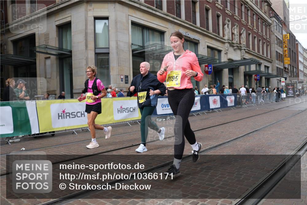13.09.2026 - 21. swb-Marathon Bremen Strokosch-Dieckow http://msf.ph/oto/10366171 13.09.2026 11:30:22 Ziel 10650, 11025, 11195, 12535 meine-sportfotos.de
