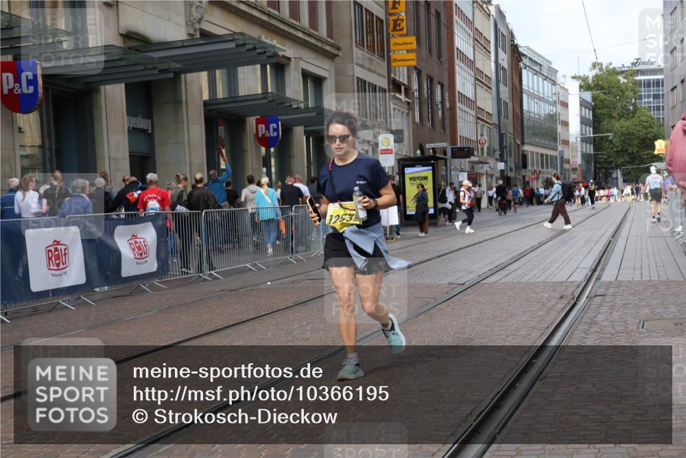 13.09.2026 - 21. swb-Marathon Bremen Strokosch-Dieckow http://msf.ph/oto/10366195 13.09.2026 11:30:30 Ziel 12535, 10650, 11025, 11195 meine-sportfotos.de