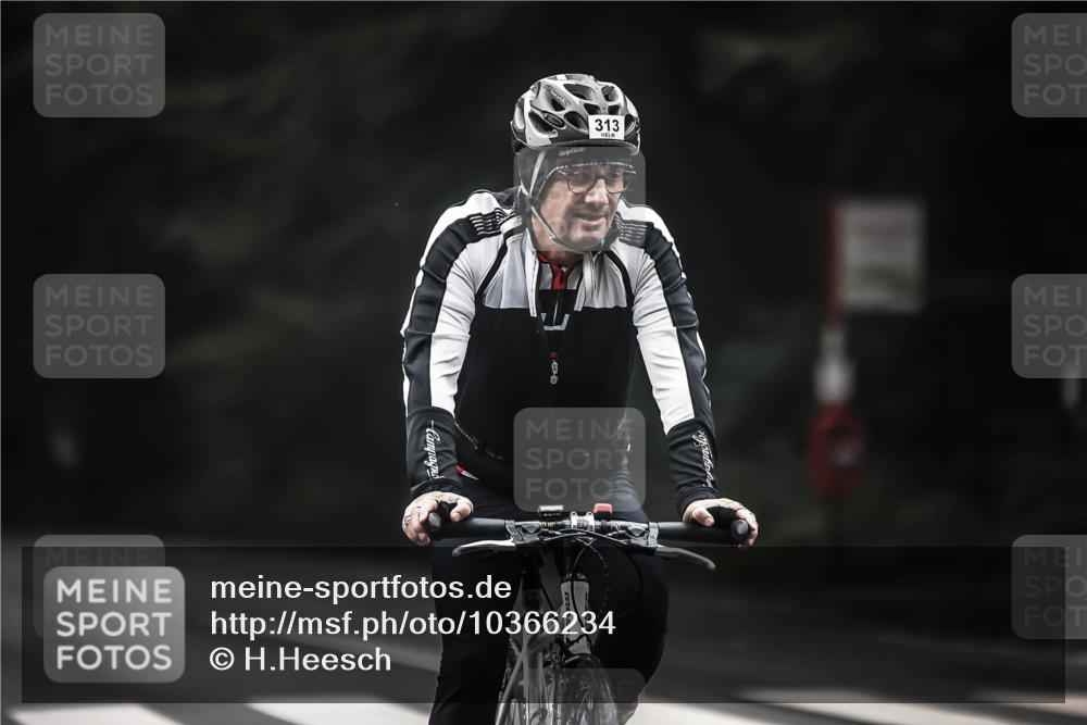 13.09.2026 - Stadtparktriathlon H.Heesch http://msf.ph/oto/10366234 13.09.2026 10:13:37 Radfahren 230, 242, 246, 290, 313, 319, 321, 328 meine-sportfotos.de
