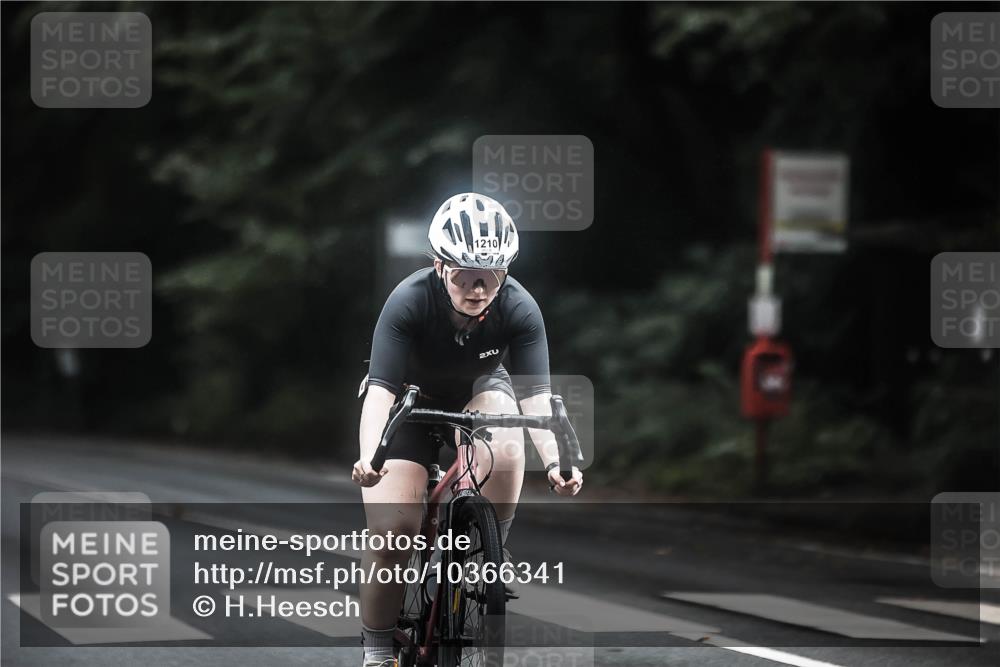 13.09.2026 - Stadtparktriathlon H.Heesch http://msf.ph/oto/10366341 13.09.2026 13:15:11 Radfahren 1210, 1310 meine-sportfotos.de