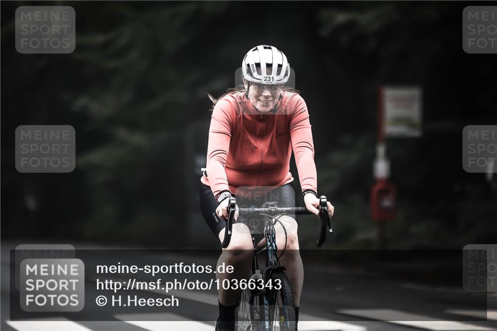 13.09.2026 - Stadtparktriathlon H.Heesch http://msf.ph/oto/10366343 13.09.2026 10:13:58 Radfahren 214, 231, 239, 250 meine-sportfotos.de
