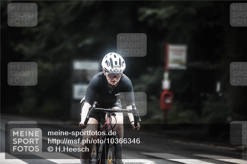 13.09.2026 - Stadtparktriathlon H.Heesch http://msf.ph/oto/10366346 13.09.2026 13:15:11 Radfahren 1210, 1310 meine-sportfotos.de