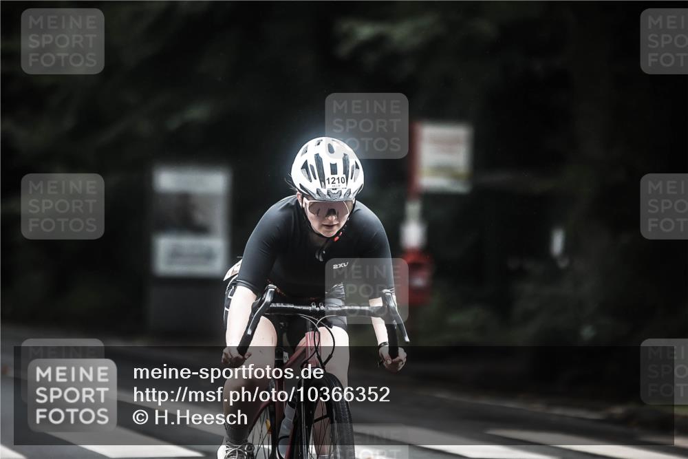 13.09.2026 - Stadtparktriathlon H.Heesch http://msf.ph/oto/10366352 13.09.2026 13:15:11 Radfahren 1210, 1310 meine-sportfotos.de