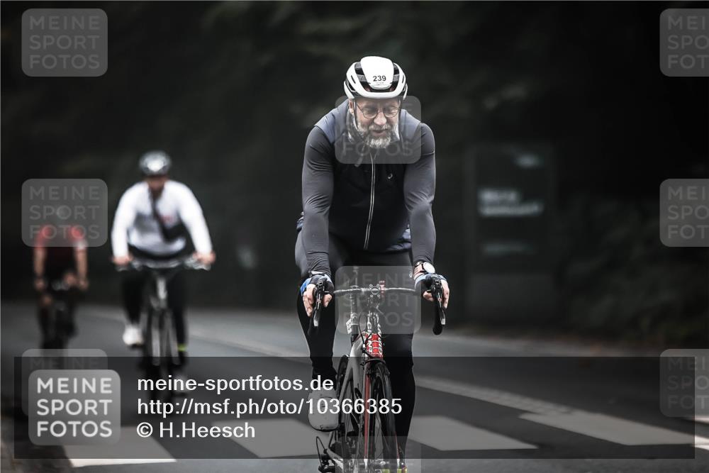 13.09.2026 - Stadtparktriathlon H.Heesch http://msf.ph/oto/10366385 13.09.2026 10:14:01 Radfahren 214, 231, 239, 250 meine-sportfotos.de