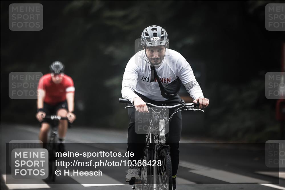 13.09.2026 - Stadtparktriathlon H.Heesch http://msf.ph/oto/10366428 13.09.2026 10:14:03 Radfahren 214, 231, 239, 250 meine-sportfotos.de