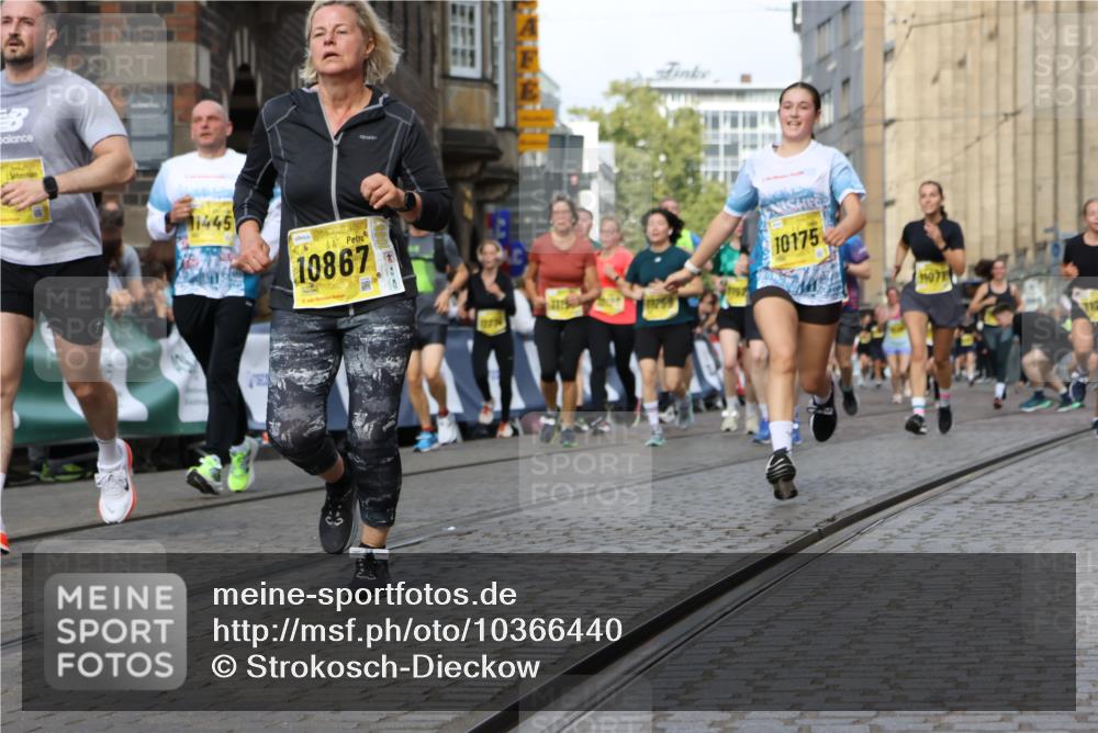 13.09.2026 - 21. swb-Marathon Bremen Strokosch-Dieckow http://msf.ph/oto/10366440 13.09.2026 11:00:08 Ziel 10175, 10236, 10355, 10669, 10691, 10867, 10928, 10929, 11054, 11056, 11089, 11194, 11419, 11427, 11501, 11637, 11803, 11879, 11904, 12138, 12238, 12239, 12242, 12243, 12388, 12480, 12527, 10144, 10677, 10801, 10810, 11016, 11045, 11129, 11547, 11623, 12105, 12106, 12190, 12291, 12352, 12394, 12530, 12531 meine-sportfotos.de