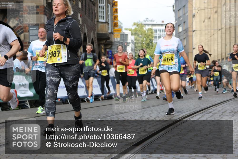13.09.2026 - 21. swb-Marathon Bremen Strokosch-Dieckow http://msf.ph/oto/10366487 13.09.2026 11:00:08 Ziel 10175, 10236, 10355, 10669, 10691, 10867, 10928, 10929, 11054, 11056, 11089, 11194, 11419, 11427, 11501, 11637, 11803, 11879, 11904, 12138, 12238, 12239, 12242, 12243, 12388, 12480, 12527, 10144, 10677, 10801, 10810, 11016, 11045, 11129, 11547, 11623, 12105, 12106, 12190, 12291, 12352, 12394, 12530, 12531 meine-sportfotos.de