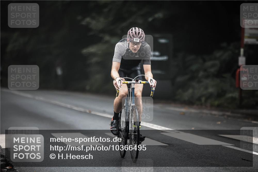 13.09.2026 - Stadtparktriathlon H.Heesch http://msf.ph/oto/10366495 13.09.2026 10:14:12 Radfahren 220, 234 meine-sportfotos.de