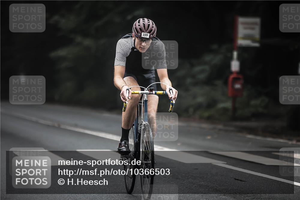 13.09.2026 - Stadtparktriathlon H.Heesch http://msf.ph/oto/10366503 13.09.2026 10:14:13 Radfahren 220, 234 meine-sportfotos.de