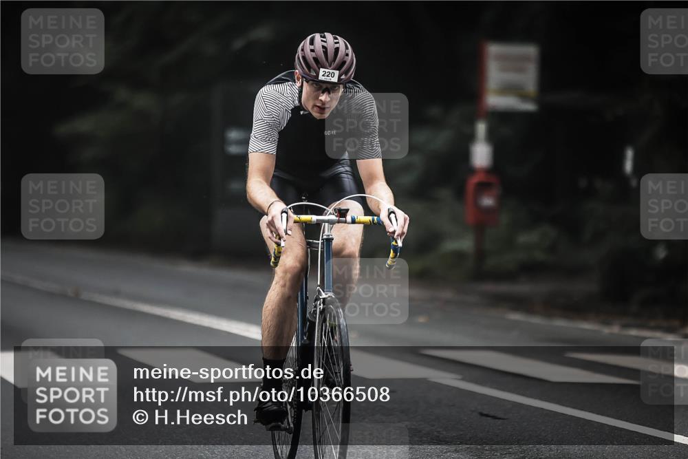 13.09.2026 - Stadtparktriathlon H.Heesch http://msf.ph/oto/10366508 13.09.2026 10:14:13 Radfahren 220, 234 meine-sportfotos.de