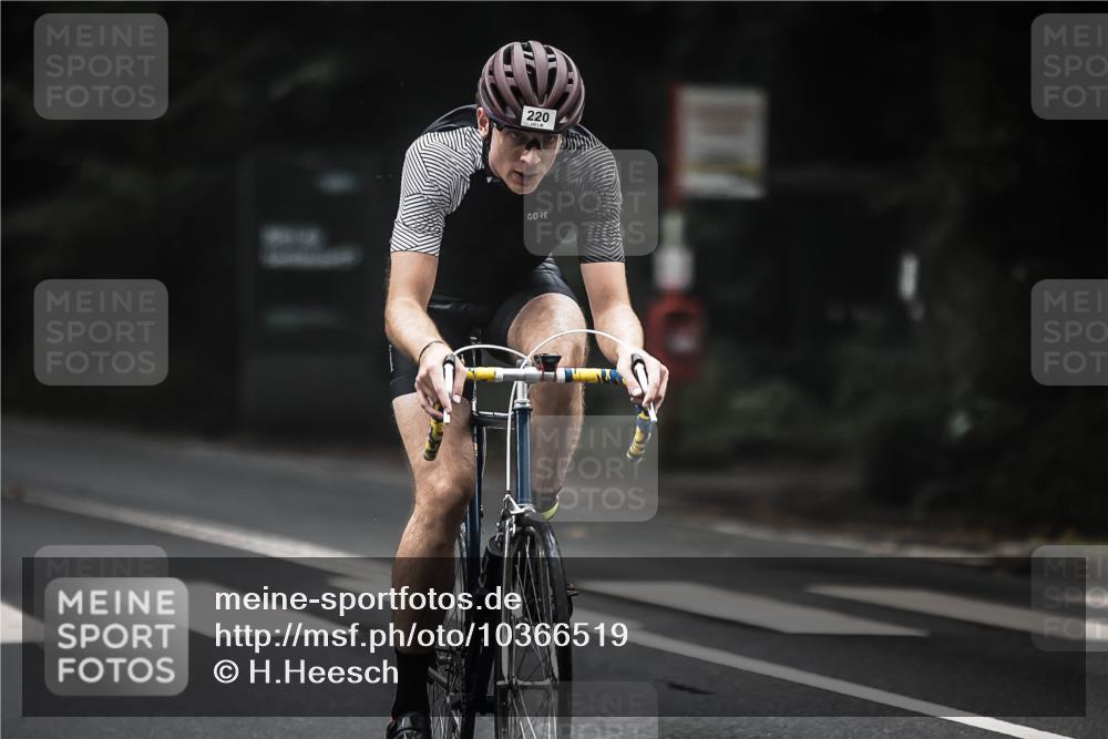 13.09.2026 - Stadtparktriathlon H.Heesch http://msf.ph/oto/10366519 13.09.2026 10:14:13 Radfahren 220, 234 meine-sportfotos.de