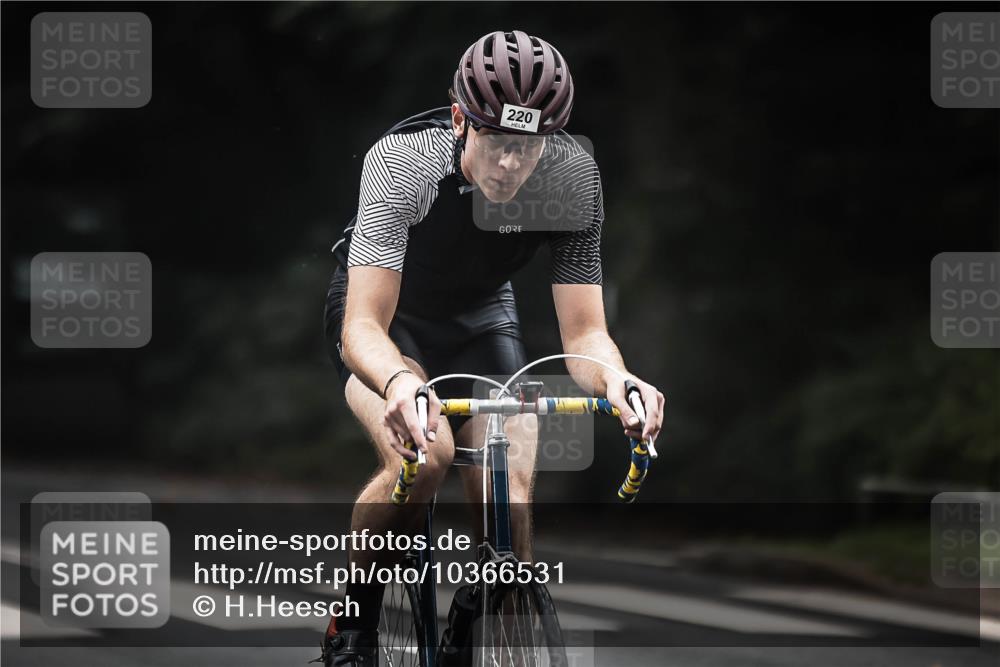 13.09.2026 - Stadtparktriathlon H.Heesch http://msf.ph/oto/10366531 13.09.2026 10:14:13 Radfahren 220, 234 meine-sportfotos.de