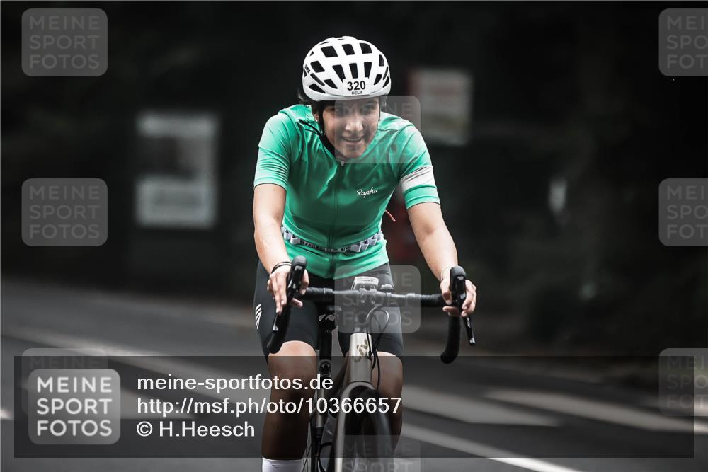 13.09.2026 - Stadtparktriathlon H.Heesch http://msf.ph/oto/10366657 13.09.2026 10:14:24 Radfahren 234, 299, 304, 320 meine-sportfotos.de