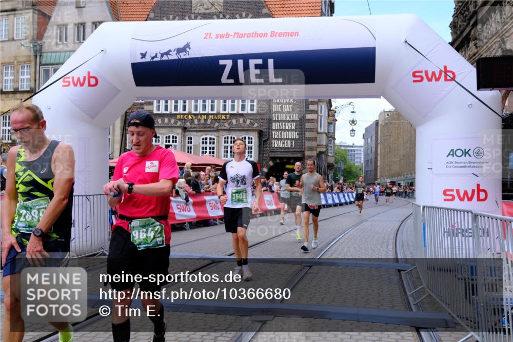 13.09.2026 - 21. swb-Marathon Bremen Tim E. http://msf.ph/oto/10366680 13.09.2026 13:04:17 Ziel 895, 2094, 2889, 3500, 4236, 8096, 9061, 9129, 9544, 9642 meine-sportfotos.de