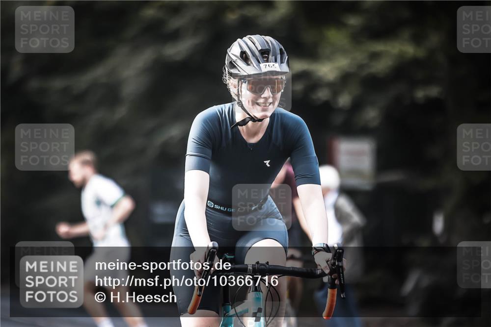 13.09.2026 - Stadtparktriathlon H.Heesch http://msf.ph/oto/10366716 13.09.2026 11:23:39 Radfahren 679, 765, 804 meine-sportfotos.de