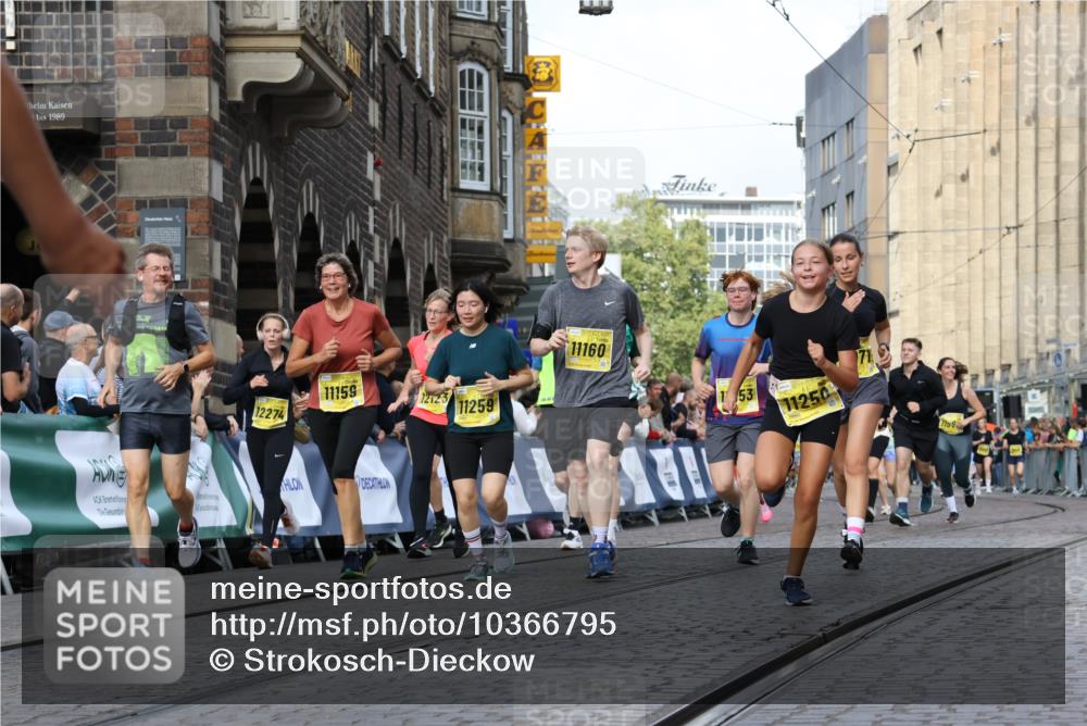 13.09.2026 - 21. swb-Marathon Bremen Strokosch-Dieckow http://msf.ph/oto/10366795 13.09.2026 11:00:10 Ziel 10175, 10236, 10355, 10669, 10691, 10867, 10928, 10929, 11054, 11056, 11089, 11194, 11250, 11419, 11427, 11445, 11501, 11637, 11803, 11879, 11904, 12138, 12238, 12239, 12242, 12243, 12388, 12480, 10144, 10677, 10801, 10810, 11016, 11045, 11129, 11547, 11623, 12105, 12106, 12190, 12291, 12352, 12394, 12530, 12531 meine-sportfotos.de