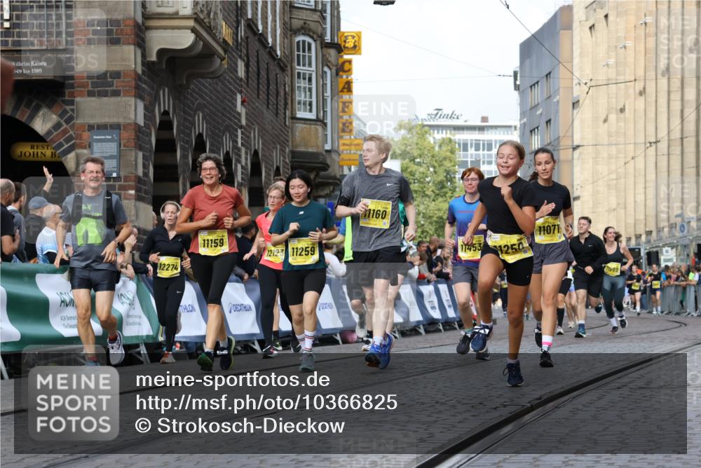 13.09.2026 - 21. swb-Marathon Bremen Strokosch-Dieckow http://msf.ph/oto/10366825 13.09.2026 11:00:10 Ziel 10175, 10236, 10355, 10669, 10691, 10867, 10928, 10929, 11054, 11056, 11089, 11194, 11250, 11419, 11427, 11445, 11501, 11637, 11803, 11879, 11904, 12138, 12238, 12239, 12242, 12243, 12388, 12480, 10144, 10677, 10801, 10810, 11016, 11045, 11129, 11547, 11623, 12105, 12106, 12190, 12291, 12352, 12394, 12530, 12531 meine-sportfotos.de