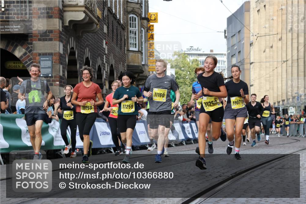 13.09.2026 - 21. swb-Marathon Bremen Strokosch-Dieckow http://msf.ph/oto/10366880 13.09.2026 11:00:10 Ziel 10175, 10236, 10355, 10669, 10691, 10867, 10928, 10929, 11054, 11056, 11089, 11194, 11250, 11419, 11427, 11445, 11501, 11637, 11803, 11879, 11904, 12138, 12238, 12239, 12242, 12243, 12388, 12480, 10144, 10677, 10801, 10810, 11016, 11045, 11129, 11547, 11623, 12105, 12106, 12190, 12291, 12352, 12394, 12530, 12531 meine-sportfotos.de