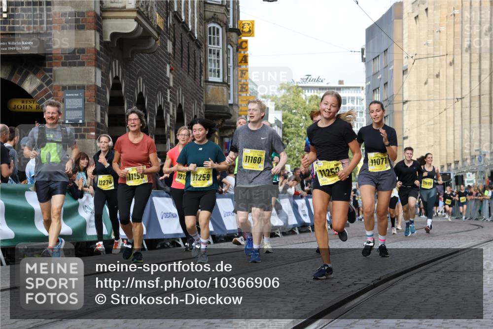 13.09.2026 - 21. swb-Marathon Bremen Strokosch-Dieckow http://msf.ph/oto/10366906 13.09.2026 11:00:10 Ziel 10175, 10236, 10355, 10669, 10691, 10867, 10928, 10929, 11054, 11056, 11089, 11194, 11250, 11419, 11427, 11445, 11501, 11637, 11803, 11879, 11904, 12138, 12238, 12239, 12242, 12243, 12388, 12480, 10144, 10677, 10801, 10810, 11016, 11045, 11129, 11547, 11623, 12105, 12106, 12190, 12291, 12352, 12394, 12530, 12531 meine-sportfotos.de