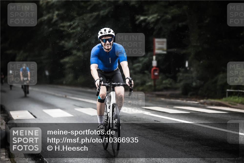 13.09.2026 - Stadtparktriathlon H.Heesch http://msf.ph/oto/10366935 13.09.2026 12:01:39 Radfahren 891, 945, 1039 meine-sportfotos.de