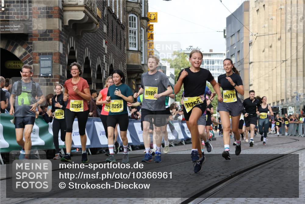 13.09.2026 - 21. swb-Marathon Bremen Strokosch-Dieckow http://msf.ph/oto/10366961 13.09.2026 11:00:10 Ziel 10175, 10236, 10355, 10669, 10691, 10867, 10928, 10929, 11054, 11056, 11089, 11194, 11250, 11419, 11427, 11445, 11501, 11637, 11803, 11879, 11904, 12138, 12238, 12239, 12242, 12243, 12388, 12480, 10144, 10677, 10801, 10810, 11016, 11045, 11129, 11547, 11623, 12105, 12106, 12190, 12291, 12352, 12394, 12530, 12531 meine-sportfotos.de