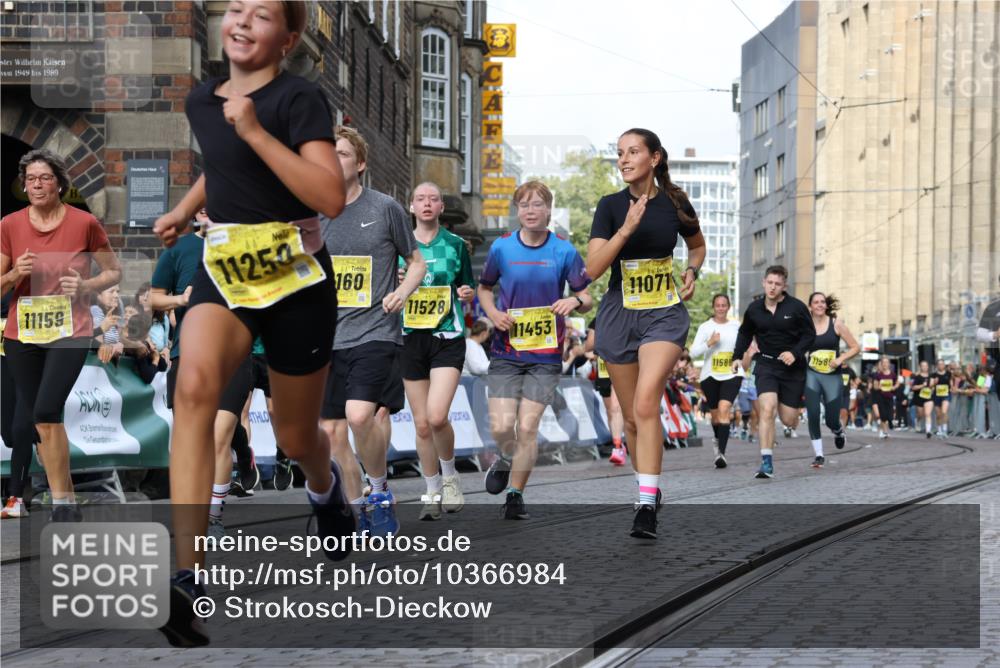 13.09.2026 - 21. swb-Marathon Bremen Strokosch-Dieckow http://msf.ph/oto/10366984 13.09.2026 11:00:11 Ziel 10175, 10236, 10355, 10669, 10691, 10867, 10928, 10929, 11054, 11056, 11089, 11194, 11250, 11419, 11427, 11445, 11501, 11637, 11803, 11879, 11904, 12138, 12238, 12239, 12242, 12243, 12388, 12480, 10144, 10677, 10801, 10810, 11016, 11045, 11129, 11547, 11623, 12105, 12106, 12190, 12291, 12394, 12530, 12531 meine-sportfotos.de