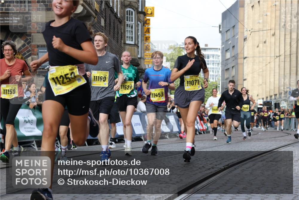 13.09.2026 - 21. swb-Marathon Bremen Strokosch-Dieckow http://msf.ph/oto/10367008 13.09.2026 11:00:11 Ziel 10175, 10236, 10355, 10669, 10691, 10867, 10928, 10929, 11054, 11056, 11089, 11194, 11250, 11419, 11427, 11445, 11501, 11637, 11803, 11879, 11904, 12138, 12238, 12239, 12242, 12243, 12388, 12480, 10144, 10677, 10801, 10810, 11016, 11045, 11129, 11547, 11623, 12105, 12106, 12190, 12291, 12394, 12530, 12531 meine-sportfotos.de