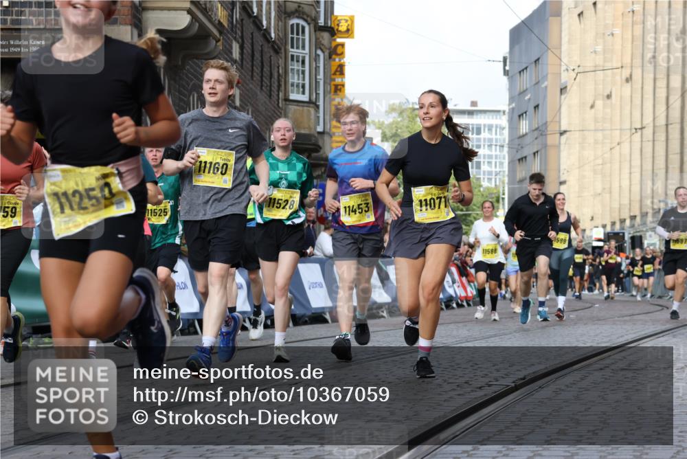 13.09.2026 - 21. swb-Marathon Bremen Strokosch-Dieckow http://msf.ph/oto/10367059 13.09.2026 11:00:12 Ziel 10175, 10236, 10355, 10669, 10691, 10867, 10928, 10929, 11054, 11056, 11071, 11089, 11194, 11250, 11419, 11427, 11445, 11501, 11637, 11803, 11879, 11904, 12138, 12238, 12239, 12242, 12243, 12388, 12480, 10144, 10677, 10801, 10810, 11016, 11045, 11126, 11129, 11547, 11623, 12105, 12106, 12190, 12291, 12394, 12530, 12531 meine-sportfotos.de