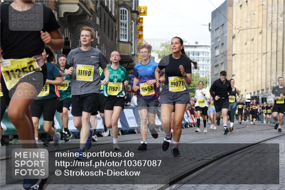 13.09.2026 - 21. swb-Marathon Bremen Strokosch-Dieckow http://msf.ph/oto/10367087 13.09.2026 11:00:12 Ziel 10175, 10236, 10355, 10669, 10691, 10867, 10928, 10929, 11054, 11056, 11071, 11089, 11194, 11250, 11419, 11427, 11445, 11501, 11637, 11803, 11879, 11904, 12138, 12238, 12239, 12242, 12243, 12388, 12480, 10144, 10677, 10801, 10810, 11016, 11045, 11126, 11129, 11547, 11623, 12105, 12106, 12190, 12291, 12394, 12530, 12531 meine-sportfotos.de