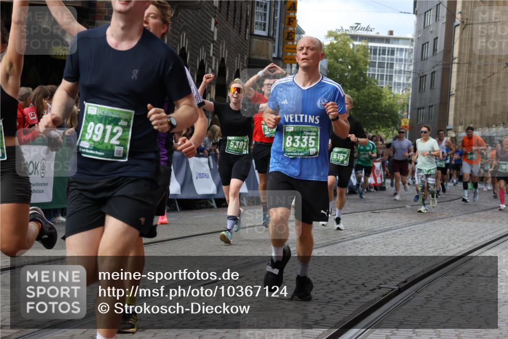 13.09.2026 - 21. swb-Marathon Bremen Strokosch-Dieckow http://msf.ph/oto/10367124 13.09.2026 13:35:48 Ziel 156, 1150, 2041, 2090, 2318, 2356, 2625, 2866, 3055, 3621, 4062, 4326, 5661, 6315, 6418, 6465, 6466, 6644, 6837, 7285, 7305, 7377, 7597, 7700, 8401, 8530, 8773, 8915, 9845, 9887, 1867, 2565, 3026, 3056, 3454, 4016, 5026, 5157, 5276, 5381, 5816, 6159, 6874, 7036, 7043, 7385, 7804, 8145, 8227, 8705, 9243, 13179 meine-sportfotos.de