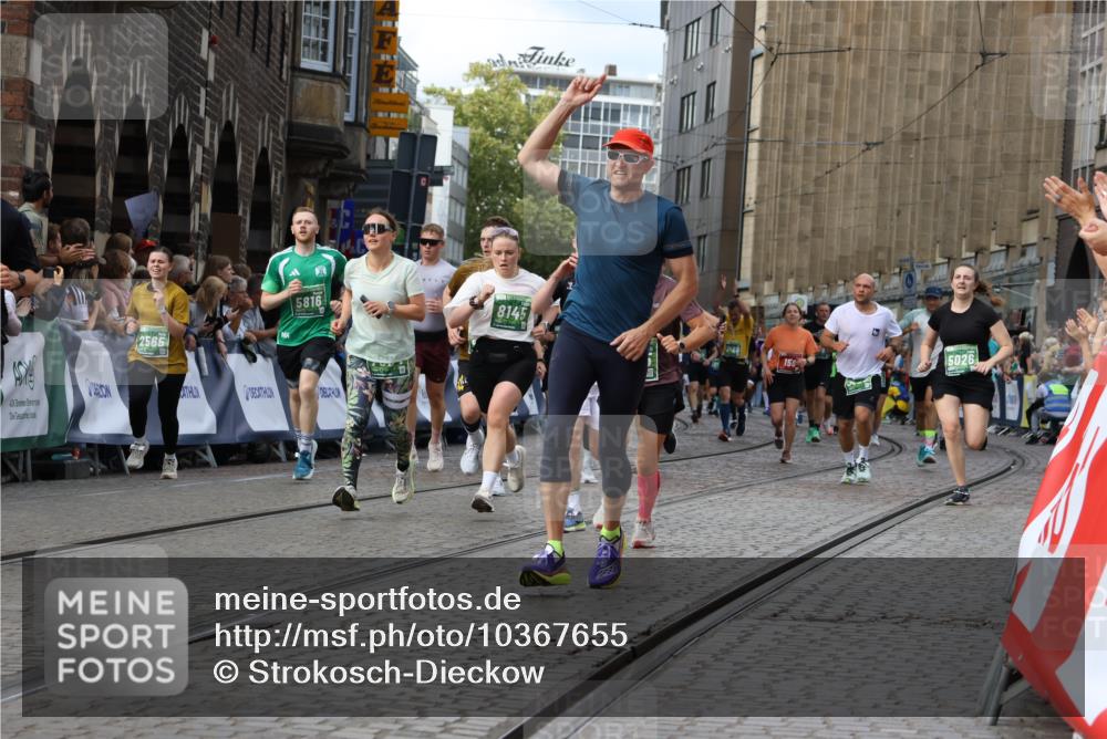 13.09.2026 - 21. swb-Marathon Bremen Strokosch-Dieckow http://msf.ph/oto/10367655 13.09.2026 13:35:52 Ziel 156, 607, 1150, 2041, 2090, 2318, 2356, 3055, 3621, 3704, 4326, 5308, 5661, 6315, 6418, 6465, 6466, 6644, 6649, 6837, 7285, 7377, 7597, 7700, 8401, 8530, 8773, 8816, 8915, 9845, 9862, 9887, 563, 1867, 2565, 3026, 3056, 3454, 3489, 4016, 5026, 5276, 5816, 6159, 6874, 6982, 7036, 7043, 7256, 7385, 7804, 8145, 8227, 8275, 8488, 9243, 9497, 13179 meine-sportfotos.de