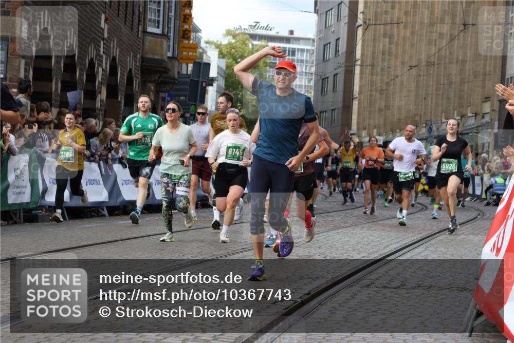 13.09.2026 - 21. swb-Marathon Bremen Strokosch-Dieckow http://msf.ph/oto/10367743 13.09.2026 13:35:53 Ziel 156, 607, 2041, 2090, 2318, 2356, 3055, 3087, 3226, 3621, 3704, 3780, 4326, 5308, 5661, 6315, 6418, 6465, 6466, 6644, 6649, 7285, 7377, 7597, 7675, 7700, 8401, 8530, 8816, 8915, 9784, 9845, 9862, 9887, 9892, 563, 1867, 2565, 3026, 3224, 3454, 3489, 4016, 5026, 5259, 5276, 5816, 6159, 6874, 6982, 7036, 7043, 7256, 7385, 7804, 8145, 8227, 8275, 8488, 9076, 9243, 9497, 13179 meine-sportfotos.de