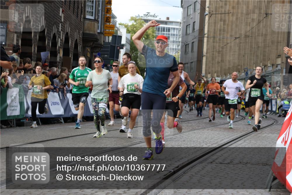 13.09.2026 - 21. swb-Marathon Bremen Strokosch-Dieckow http://msf.ph/oto/10367777 13.09.2026 13:35:53 Ziel 156, 607, 2041, 2090, 2318, 2356, 3055, 3087, 3226, 3621, 3704, 3780, 4326, 5308, 5661, 6315, 6418, 6465, 6466, 6644, 6649, 7285, 7377, 7597, 7675, 7700, 8401, 8530, 8816, 8915, 9784, 9845, 9862, 9887, 9892, 563, 1867, 2565, 3026, 3224, 3454, 3489, 4016, 5026, 5259, 5276, 5816, 6159, 6874, 6982, 7036, 7043, 7256, 7385, 7804, 8145, 8227, 8275, 8488, 9076, 9243, 9497, 13179 meine-sportfotos.de