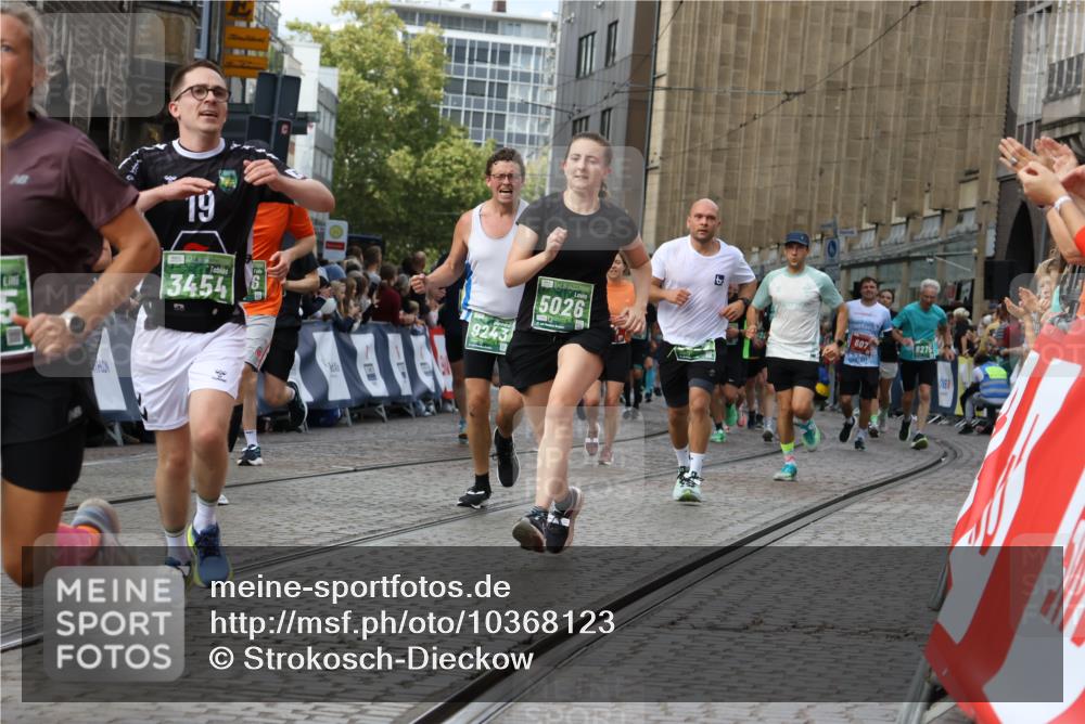 13.09.2026 - 21. swb-Marathon Bremen Strokosch-Dieckow http://msf.ph/oto/10368123 13.09.2026 13:35:55 Ziel 156, 532, 607, 2041, 2090, 2318, 2356, 3055, 3087, 3226, 3621, 3704, 3780, 4326, 5308, 5467, 5468, 5586, 5661, 6418, 6465, 6466, 6644, 6649, 7285, 7597, 7675, 7700, 8816, 9784, 9845, 9862, 9887, 9892, 13213, 563, 1072, 1867, 2931, 3026, 3224, 3291, 3454, 3489, 4016, 5259, 5276, 5816, 6874, 6982, 7043, 7256, 7804, 8227, 8275, 8488, 9076, 9226, 9243, 9497, 13179 meine-sportfotos.de
